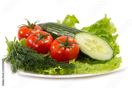 Свежие овощи и зелень на белом фоне