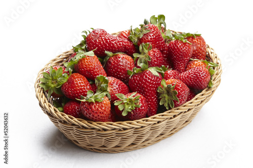 Fototapeta Naklejka Na Ścianę i Meble -  Korb mit Erdbeeren
