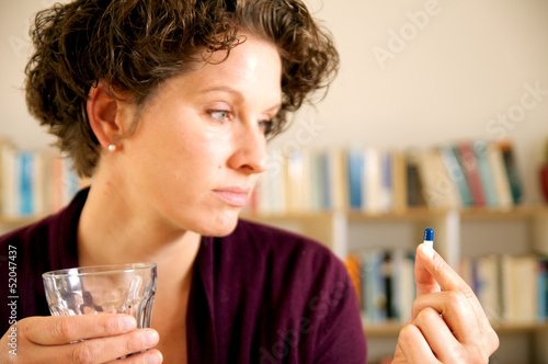 Junge Frau mit Medikament