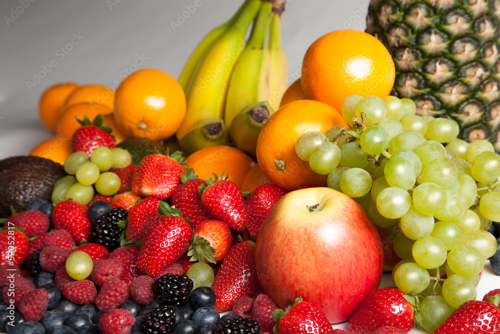 frisches Obst mit Ananas und fruits frisches Obst mit Ananas und fruits