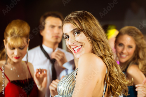imprezowicze tańczące w klubie disco