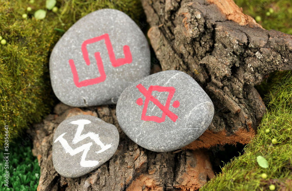 Obraz premium Fortune telling with symbols on stone close up