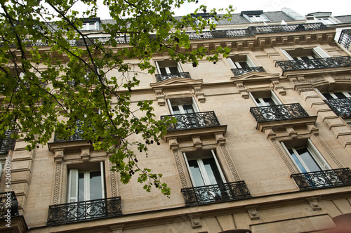 Immeuble parisien ombragé