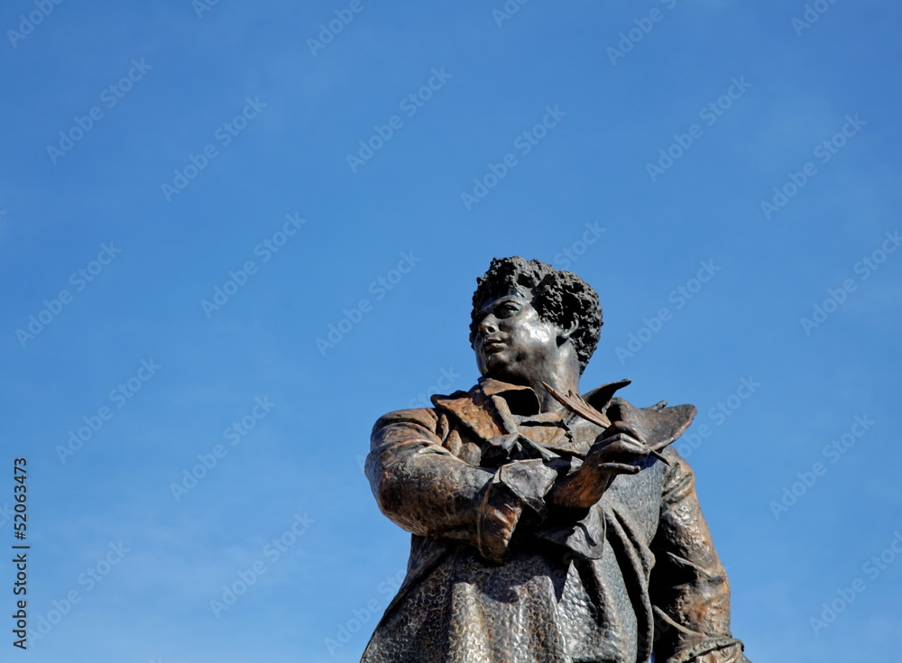 Statue d'Alexandre Dumas sur ciel bleu