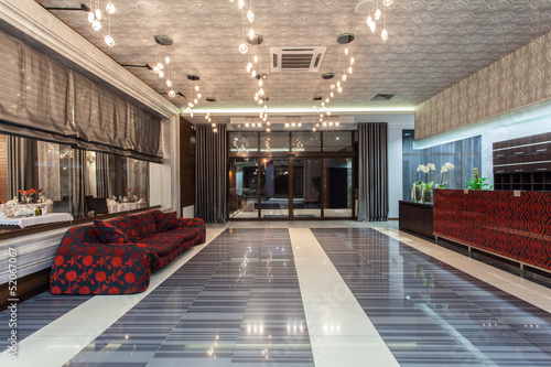 Billede på lærred Woodland hotel - main entrance