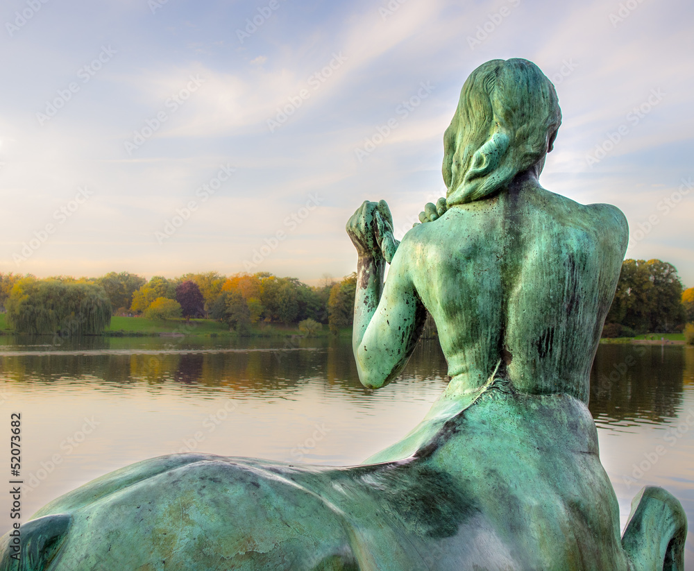 Foto Stock Bronzestatue - Zentaur Frau im Park | Adobe Stock