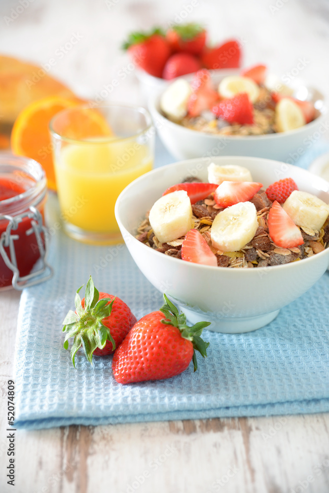 Müsli mit Erdbeeren und Bananen Müsli mit Erdbeeren und Bananen