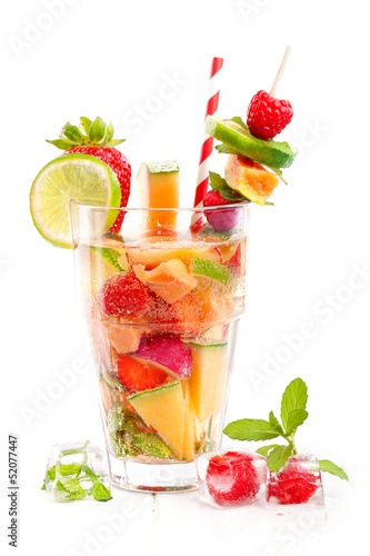 frischer fruchtiger Sommer Cocktail  Bowle