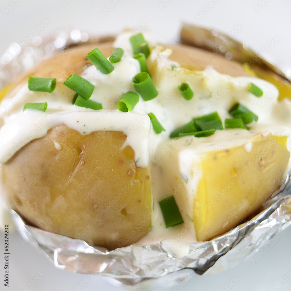 Tofuquark mit Schnittlauch in einer Ofenkartoffel