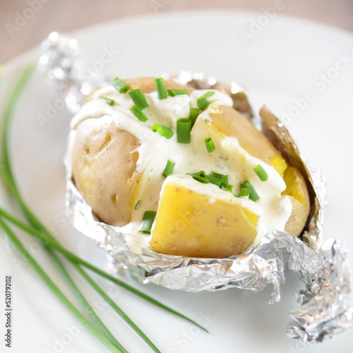 Schnittlauchcreme in gegrillter Kartoffel