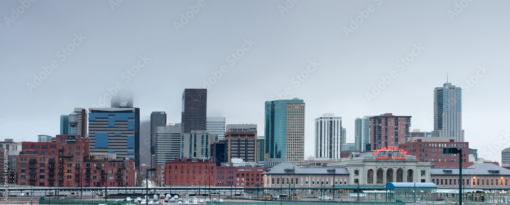 Obraz premium Downtown Denver in Thick Fog