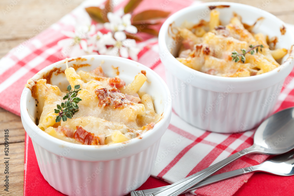 Baked Macaroni and Cheese with ham and dried tomatoes Baked Macaroni and Cheese with ham and dried tomatoes
