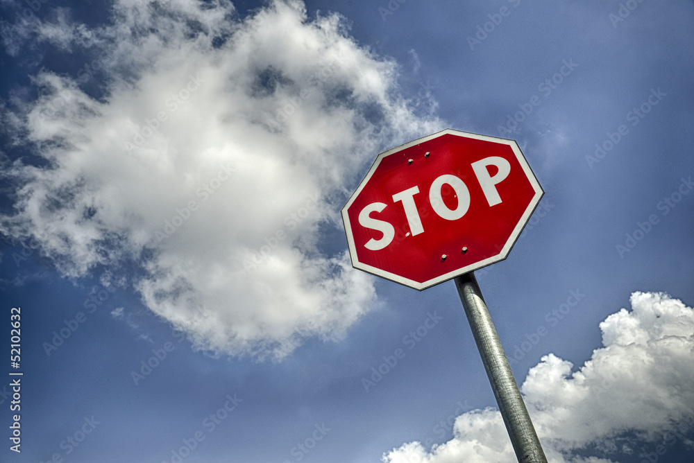 Segnale stradale di stop con nuvole e spazio per testo Segnale stradale di stop con nuvole e spazio per testo
