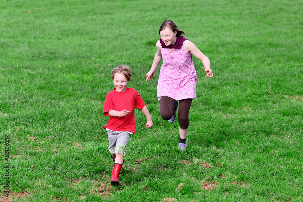 Zwei rennende Kinder