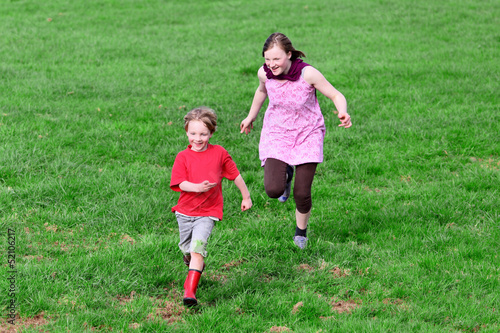 Zwei rennende Kinder