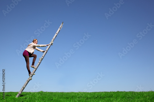 Junges Mädchen klettert eine Leiter hoch