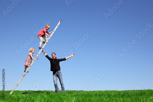 Kinder klettern eine Leiter hoch