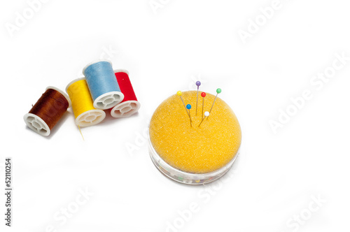 sewing kit su sfondo bianco