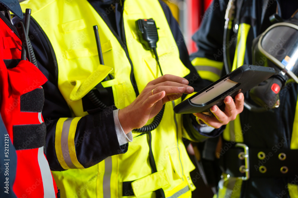 Naklejka premium Feuerwehr - Einsatzplanung am Tablet-Computer