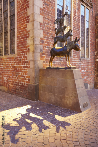 Die Bremer Stadtmusikanten in Bremen (Deutschland) am Abend.