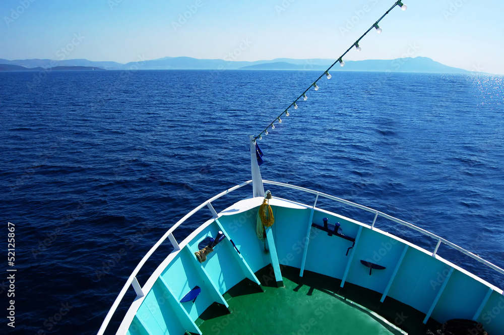 Bow of the boat on water with horizon