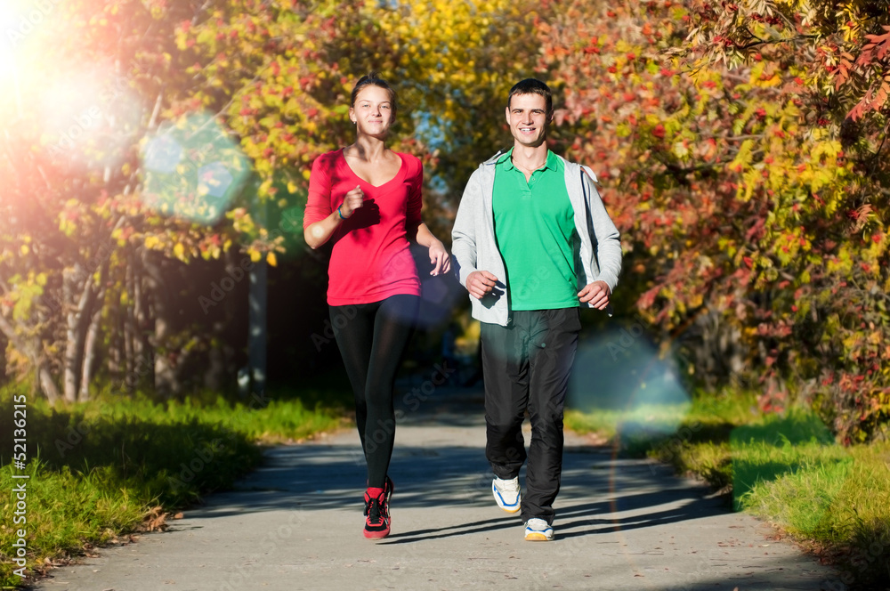 Obraz premium Young man and woman running