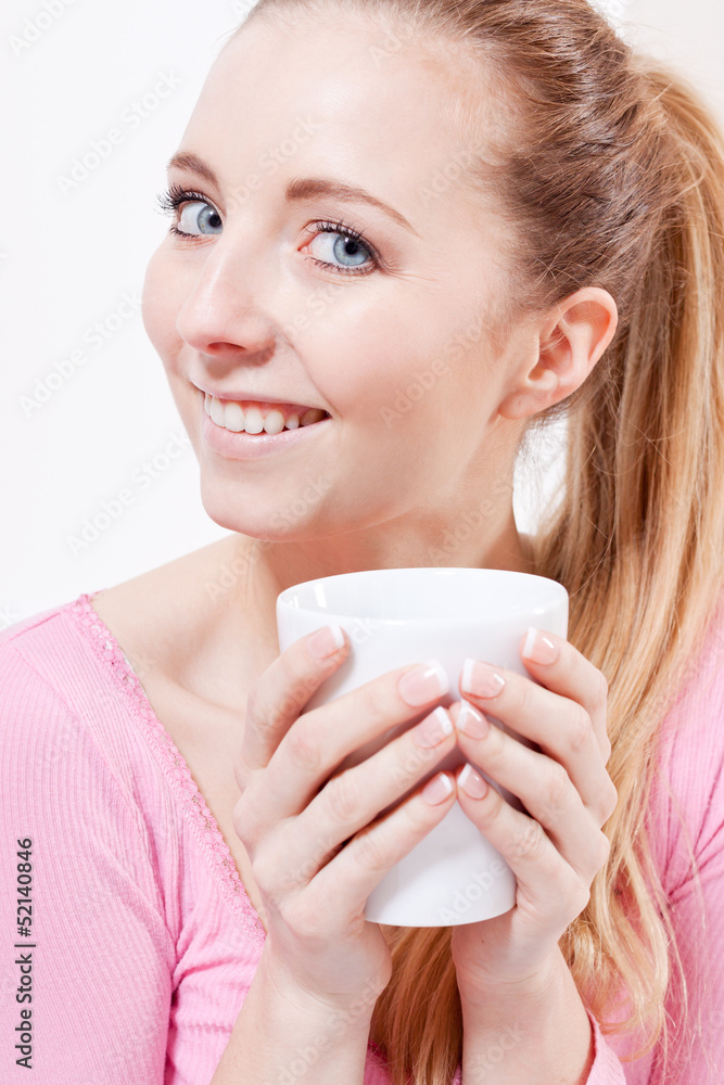 junge attraktve glückliche frau geniesst schwarzen kaffee junge attraktve glückliche frau geniesst schwarzen kaffee