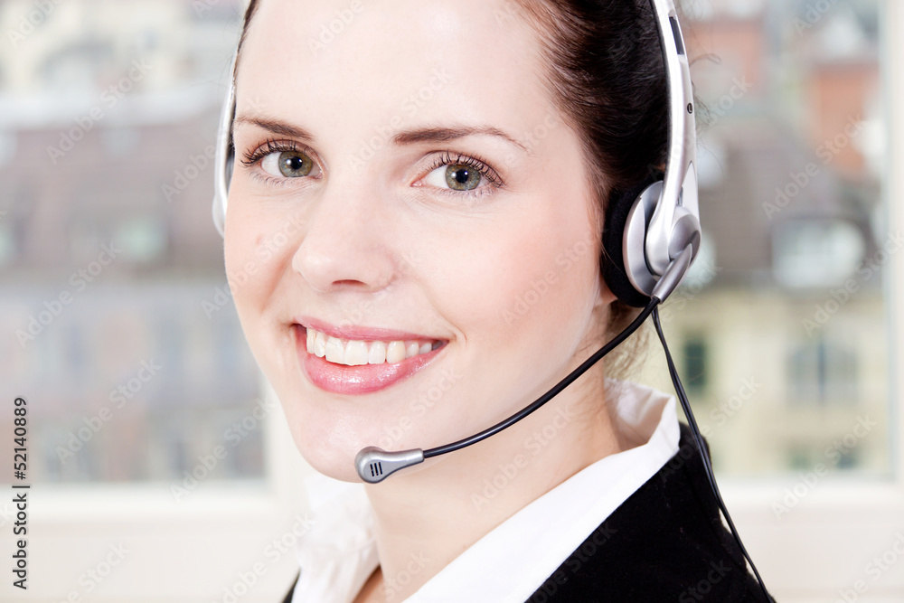 Junge brünette Frau arbeitet in einem callcenter mit headset Junge brünette Frau arbeitet in einem callcenter mit headset