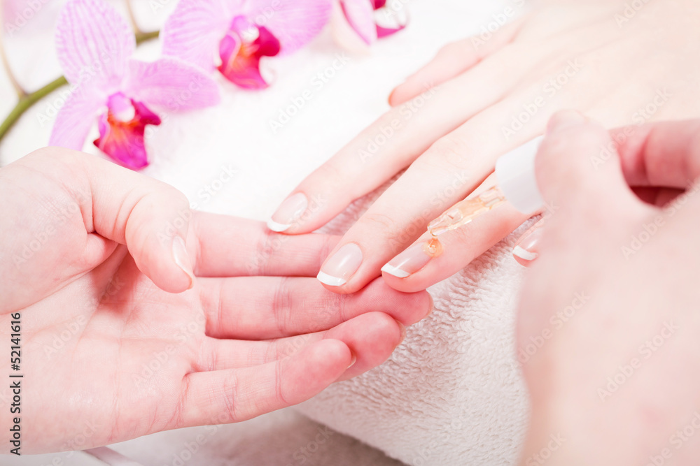 Naklejka premium Professionelle Nageldesignerin bei einer Maniküre mit weibliche