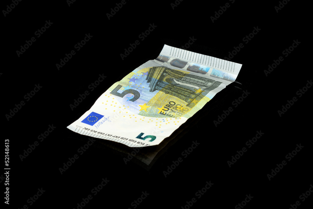5 Euro Geldschein, schräg liegend, Spiegelung 5 Euro Geldschein, schräg liegend, Spiegelung