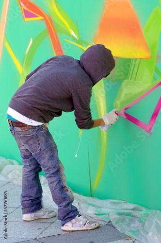 artysta graffiti w akcji