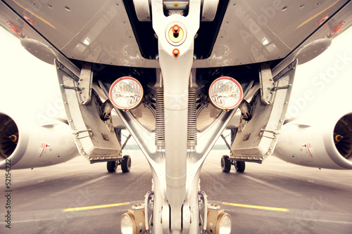 Undercarriage of aircraft, symmetric