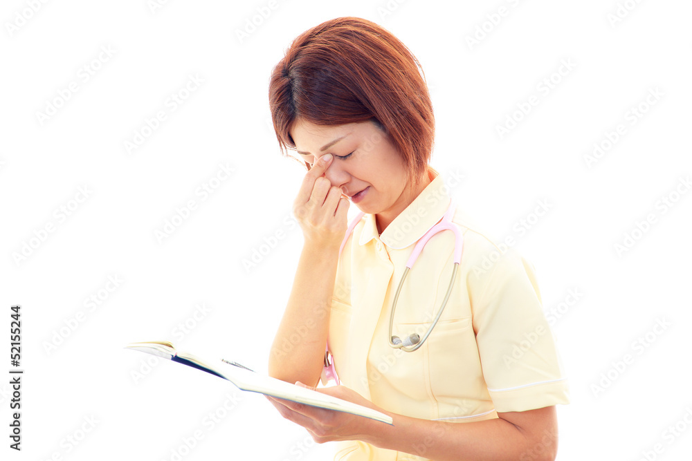 疲れた様子の看護師