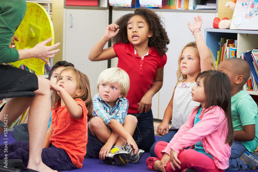 Fototapeta premium Elementary Pupils In Classroom Learning To Tell The Time