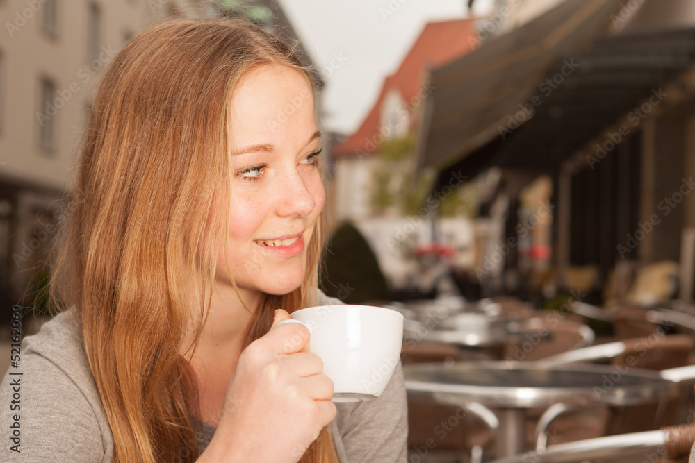 Junge Frau trinkt Kaffee / Tee Junge Frau trinkt Kaffee / Tee