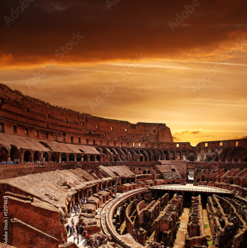 Slika na platnu inside the colosseum