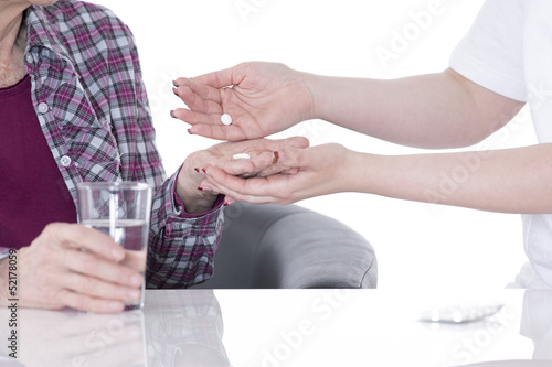 Billede på lærred Alten Frau ubekommt Tabletten in die Hand