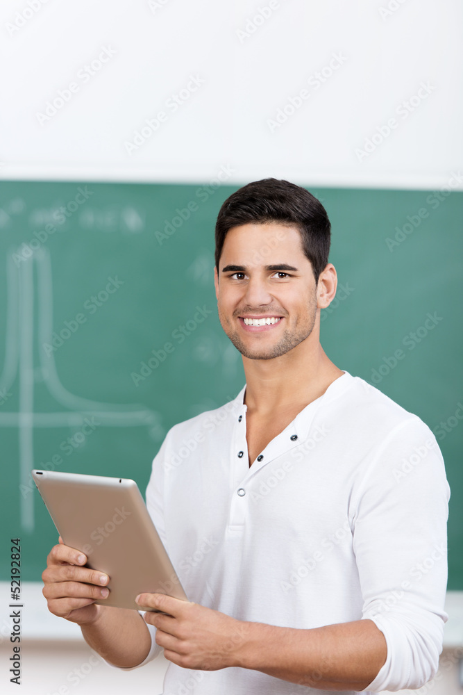 student mit tablet vor der tafel student mit tablet vor der tafel