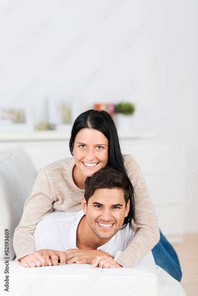 lachendes paar liegt auf dem sofa lachendes paar liegt auf dem sofa