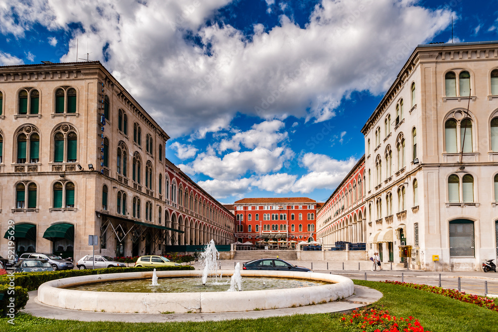Fototapeta premium The Fountain and Republic Square in Split, Croatia