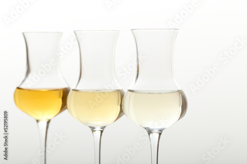 bevanda alcolica tre bicchieri colorati su sfondo grigio photo