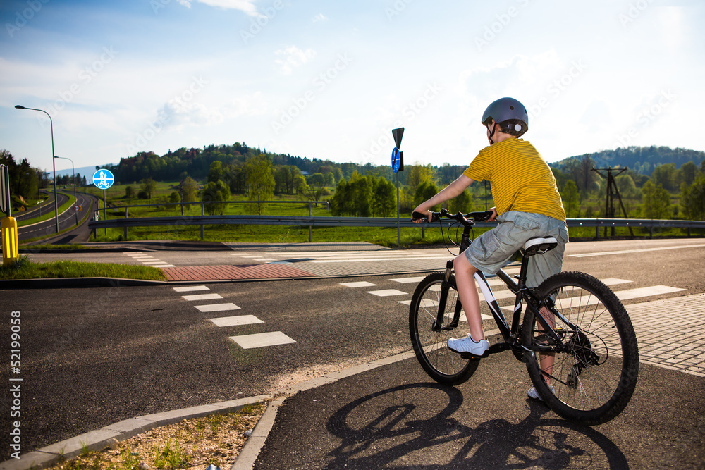 Obraz premium Healthy lifestyle - teenage boy biking