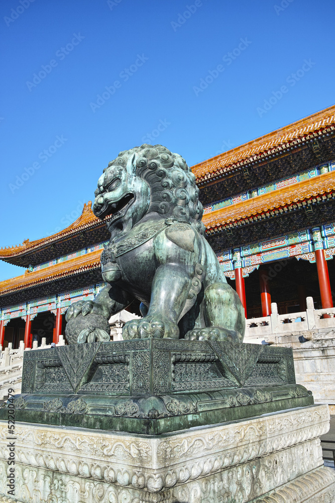 Naklejka premium Copper lion sculpture in Forbidden City, Beijing