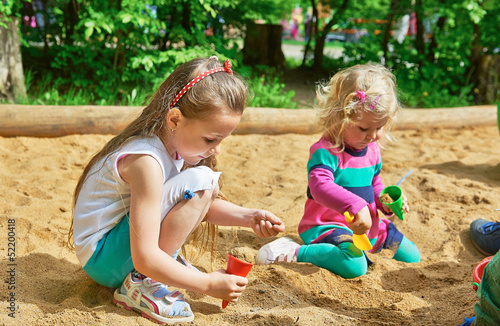 Kinder spielen im Sandkasten