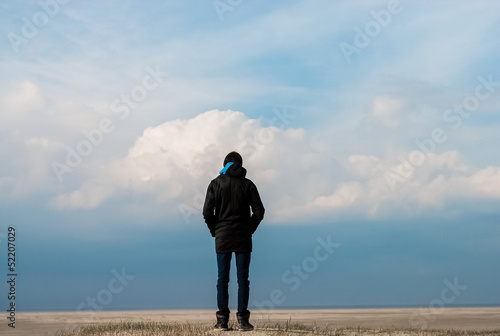 Fotografija with the head in the clouds and the feet in the sand