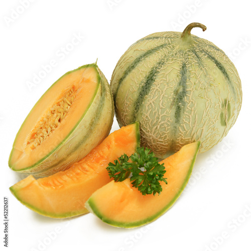 melon entier demi et  deux parts fond blanc oblique