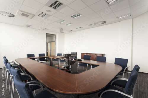 Round conference table © Photographee.eu