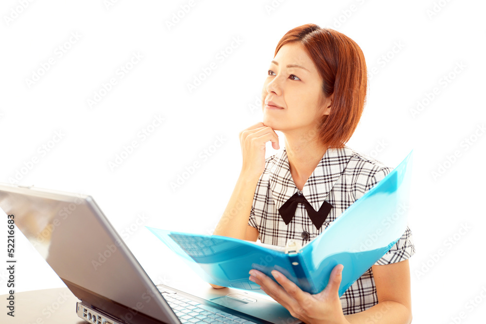 パソコンで仕事中の笑顔のOL