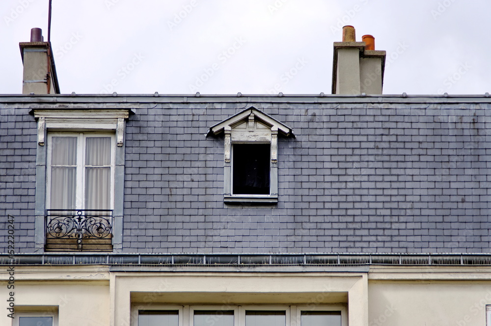 Obraz premium fenêtre ouverte dans les toits.