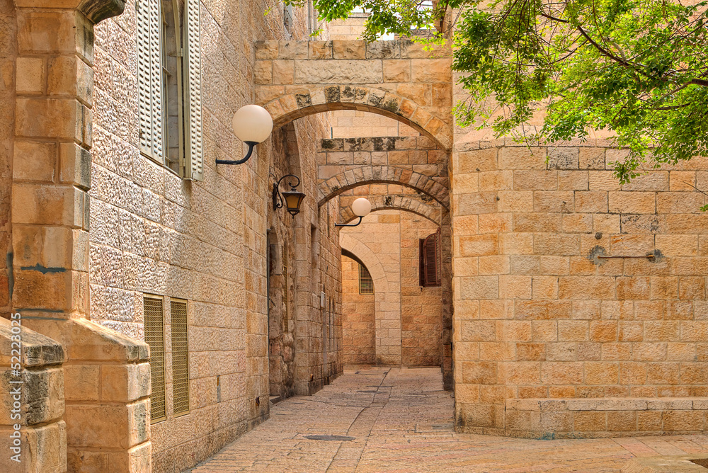 Obraz premium Wąska ulica i kamieniste domy w żydowskiej dzielnicy Jerozolimy.